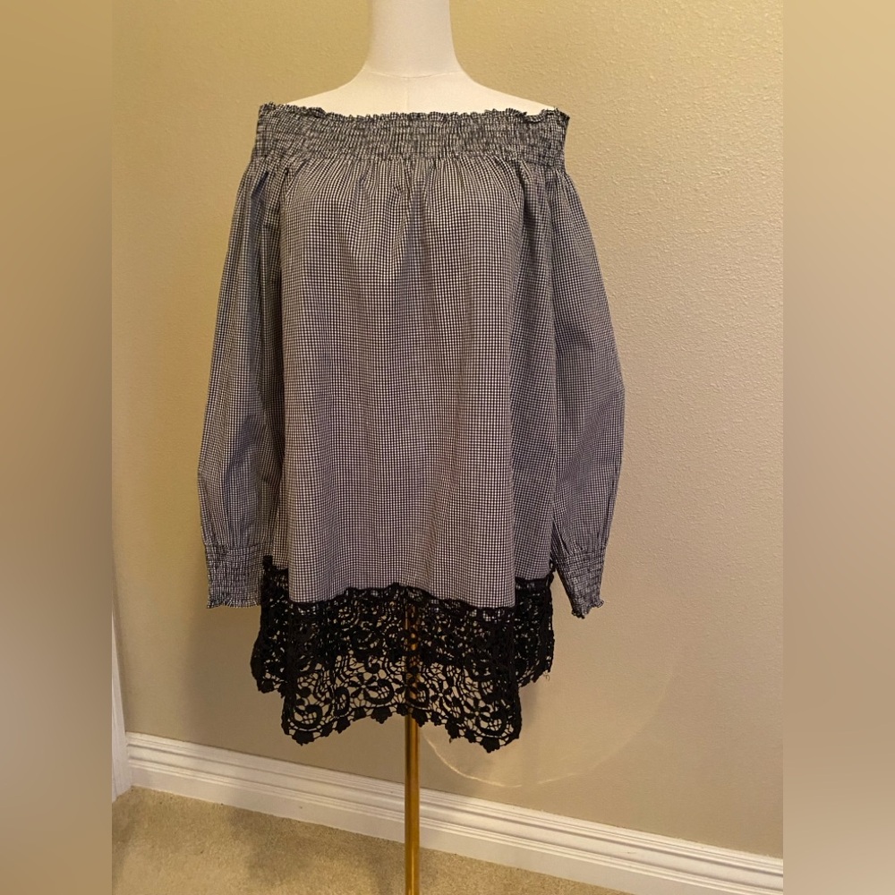 Chic Black and White Tunic Top with Lace Trim